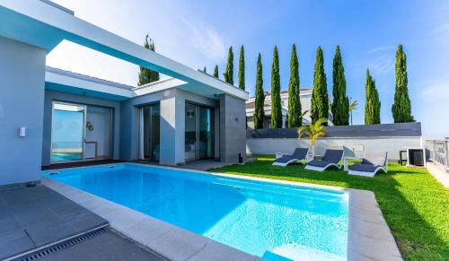 una piscina en el patio trasero de una casa en Luxury Villa Lázaro Elegancia y Exclusividad en Santa Úrsula