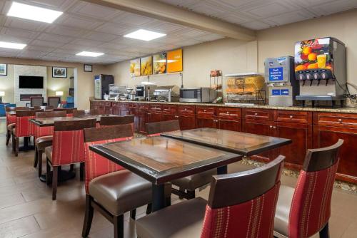 a dining room with tables and chairs in a restaurant at Comfort Inn Matthews / Charlotte in Matthews