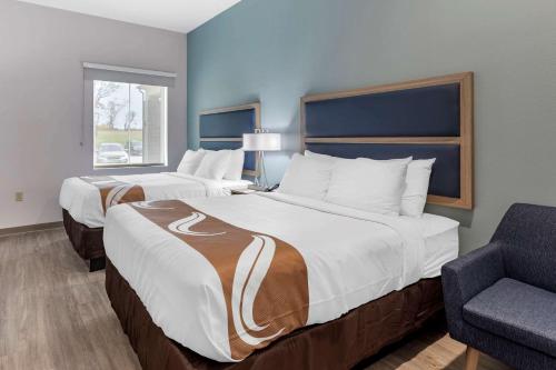 Katil atau katil-katil dalam bilik di Quality Inn Lebanon - Nashville Area