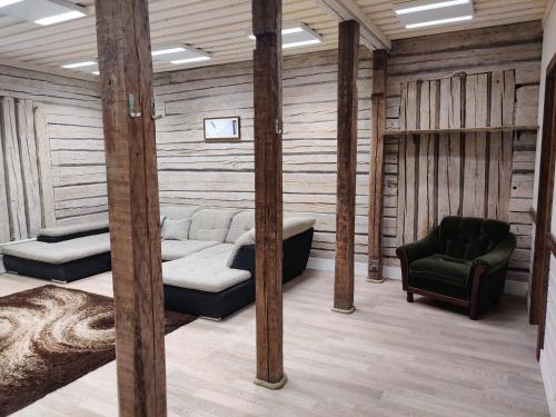 a living room with a couch and a chair at Ökopesa Külaliskorterid in Otepää