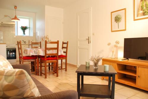 un salon avec une table et une salle à manger dans l'établissement Gites Les Closeaux, à Vallières-les-Grandes