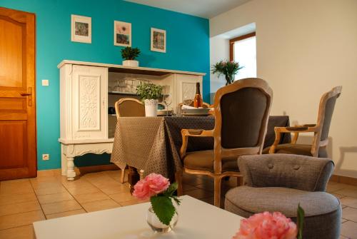 sala de estar con mesa y sillas en Gites Les Closeaux, en Vallières-les-Grandes