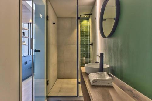 Kylpyhuone majoituspaikassa Trendy, Urban Living at The Harri w/ Views & WIFI