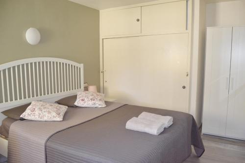um quarto com uma cama com duas toalhas em 2 BEDROOM 2 BATHROOM APARTMENT in the heart of Fuengirola with big terrace and free parking space close to beach em Fuengirola