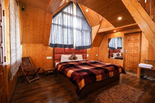 En eller flere senge i et værelse på EKOSTAY - Kufri Chalet