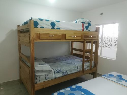 a couple of bunk beds in a room at Cabaña Villa Roma in Santa Marta