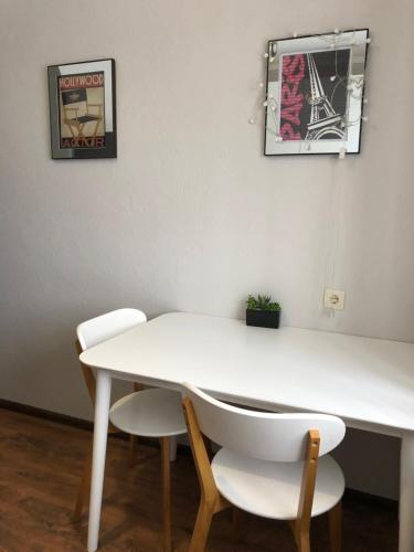 une table blanche avec deux chaises blanches et un miroir dans l'établissement 1кім в Центрі,вул.Набережна, à Rivne