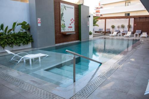 
The swimming pool at or near Manousos City Hotel
