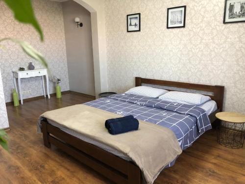 um quarto com uma cama com uma almofada azul em 1кім в Центрі,вул.Набережна em Rivne