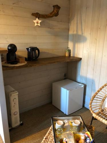 - un petit réfrigérateur dans l'angle de la chambre dans l'établissement L’Honfleuraise, à Honfleur