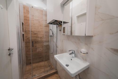 Баня в Renovated Apartment close to first district