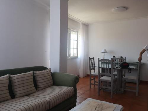 uma sala de estar com um sofá e uma mesa em APARTAMENTO AROSA em Vilanova de Arousa