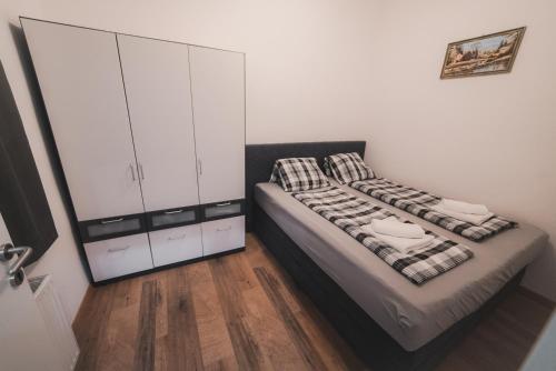 Un pat sau paturi într-o cameră la Renovated Apartment close to first district
