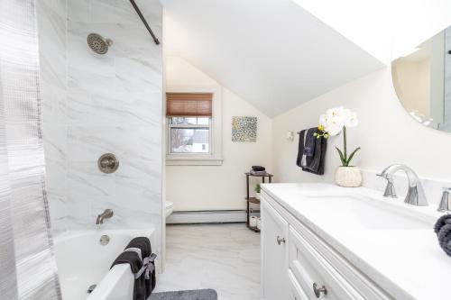 baño blanco con ducha y lavamanos en Gorgeous 3 bedroom - 9 mins to Hartford, Connecticut, en West Hartford