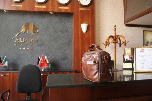 巴库阿尔普酒店 的办公室桌子上放着一个棕色的钱包