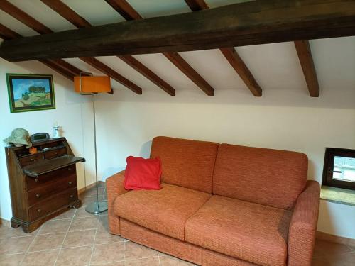 a living room with a couch and a table at La mansarda del Sacro Bosco in Bomarzo