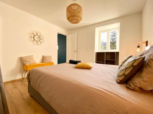 Giường trong phòng chung tại Cosy & Chill Appartements - 10 min de la mer - Jardin, Netflix, terrasse, fibre & parking