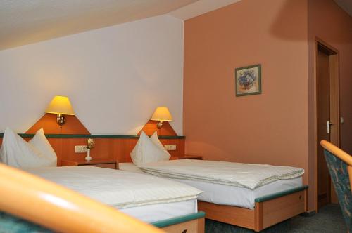 
Ein Bett oder Betten in einem Zimmer der Unterkunft Hotel Friesen
