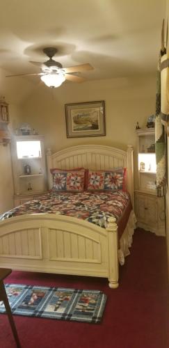 Ένα ή περισσότερα κρεβάτια σε δωμάτιο στο All Seasons Inn