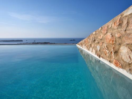 Bazén v ubytování Mythic Paros , Adults Only nebo v jeho okolí