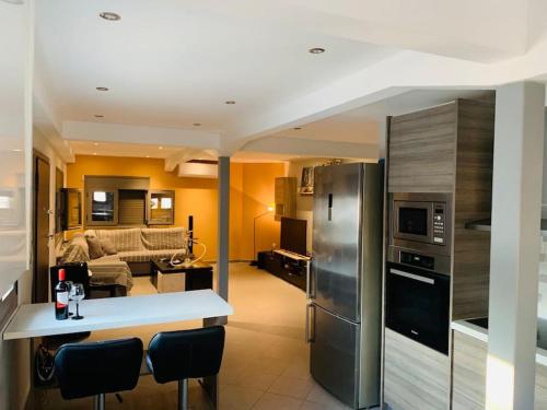 a kitchen and living room with a kitchen and a living room at Astra House in Porto Rafti
