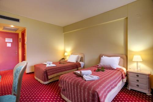 Кровать или кровати в номере Angelika Pallas Hotel