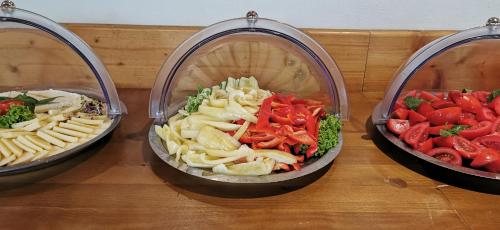 Makanan di atau berdekatan rumah tamu ini