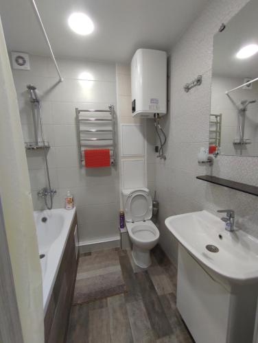 bagno con servizi igienici e lavandino di Lux apartment in city center a Kremenčuk