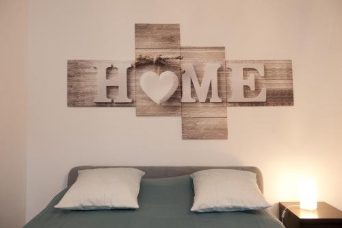 a bedroom with a bed with a heart and the word me at Studio Apartment - zentral mit Parkplatz - Balkon in Bayreuth
