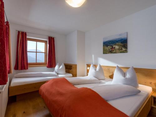 Habitación de hotel con 2 camas y ventana en Franbichl en Brixen im Thale