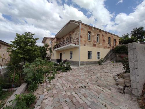 Το κτήριο όπου στεγάζεται  το διαμέρισμα