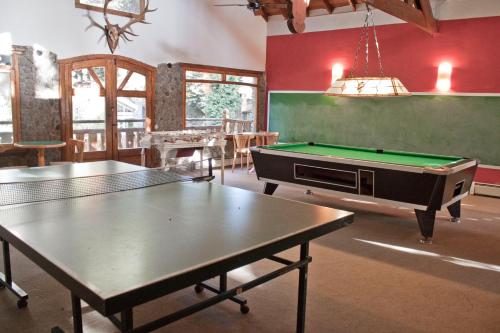mesa de ping pong en una habitación con mesa de billar en Carilo Village Apart Hotel & Spa en Cariló