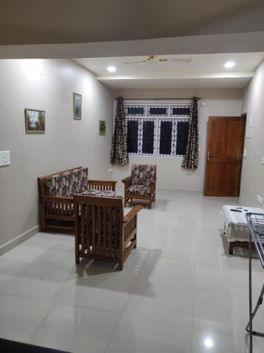 a living room with two chairs and a window at Guesthouse Sakina Colva in Colva