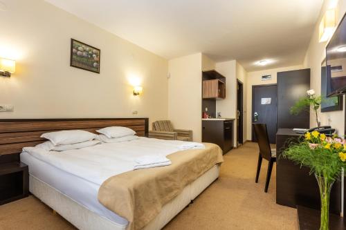 Tempat tidur dalam kamar di Hotel Mursalitsa by HMG
