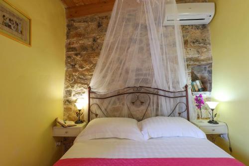 a bedroom with a bed with a canopy at Affascinante Grande Liama Antica in Salve