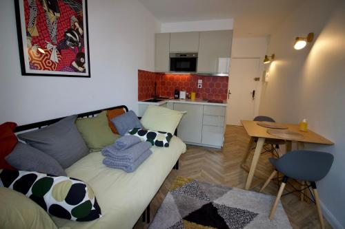 un salon avec un canapé et une petite cuisine dans l'établissement Le Petit Marius, à Aix-en-Provence