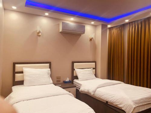Postel nebo postele na pokoji v ubytování Seven Days Hotel