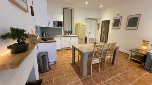une cuisine et une salle à manger avec une table et des chaises dans l'établissement 1 Bed apartment with PRIVATE COURTYARD, à Antibes