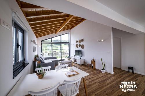 een woonkamer met een witte tafel en stoelen bij Wine House in Altares