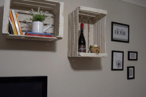 Rincón de SotoにあるCasa Planta Baja.VTLR1431の壁の棚にワイン一本