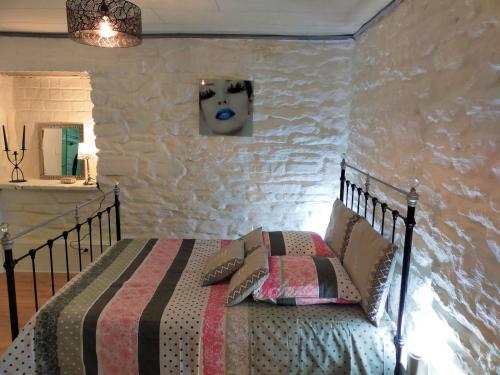 a bedroom with a bed with a head on the wall at L'éléphant Blanc de ConcarnOLoc in Concarneau