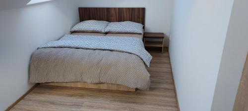 Postel nebo postele na pokoji v ubytování Apartmány U čertů