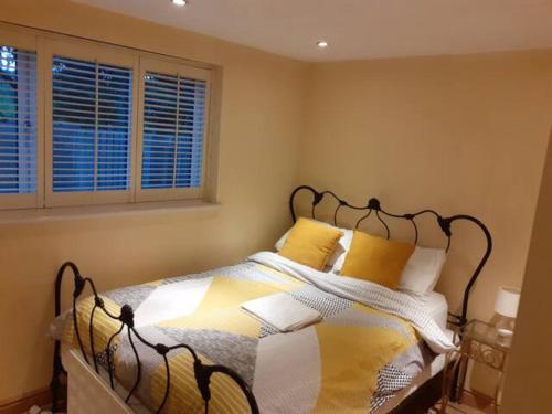 Lovely double bedroom rental with free parking