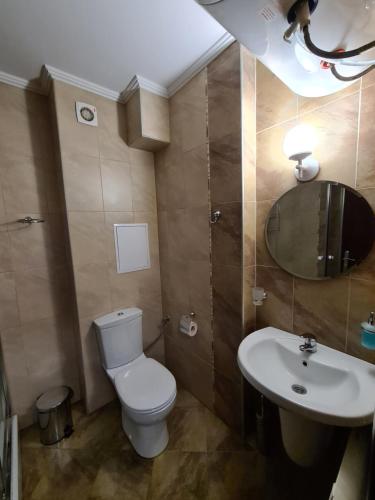 een badkamer met toilet en wastafel bij Родопски Рай in Pamporovo