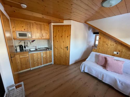 Habitación pequeña con cama y cocina en Fesengut en Annaberg im Lammertal