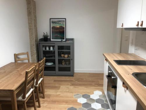 une cuisine avec une table en bois et une salle à manger dans l'établissement Appartement T1 bis 35m2 ANNECY proche centre ville, à Annecy