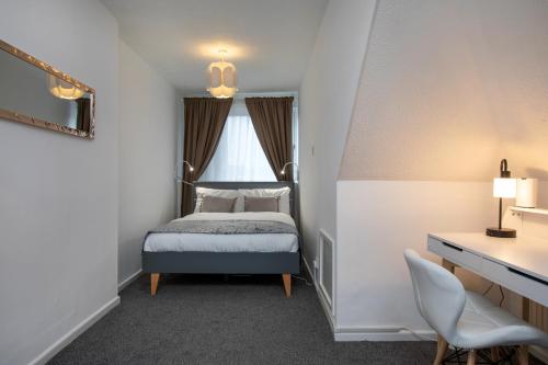 una piccola camera con letto e finestra di Spacious apartment with free parking a Weymouth