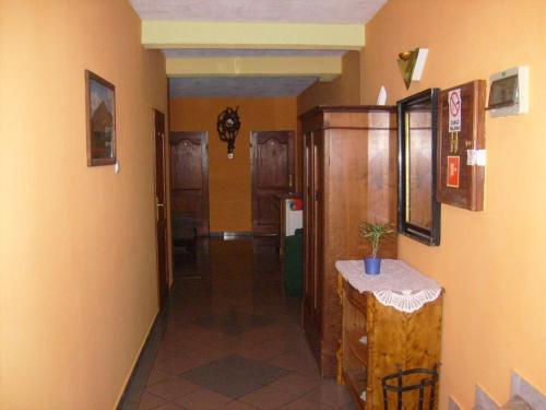 卡爾帕奇的住宿－Usługi hotelarskie Karpacz，房屋的走廊,里面设有桌子