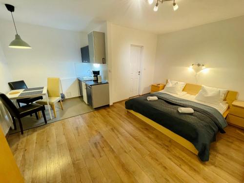 a bedroom with a bed and a desk and a desk at Casa Benke Ház in Covasna