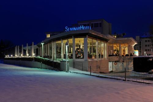 ein Gebäude mit einem Laden nachts in der Unterkunft SeminarHotel am Ägerisee in Unterägeri